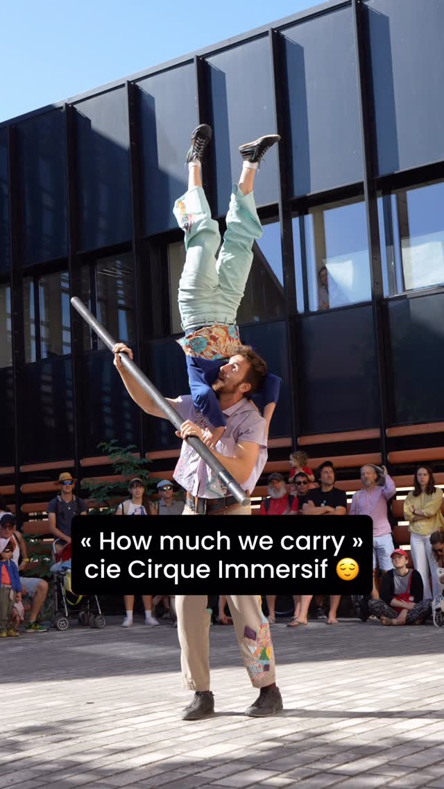 How much we carry de @cirqueimmersif : un des immanquables de @chalondanslarue 2026. Dernières chances ce samedi à 10h et 17h.